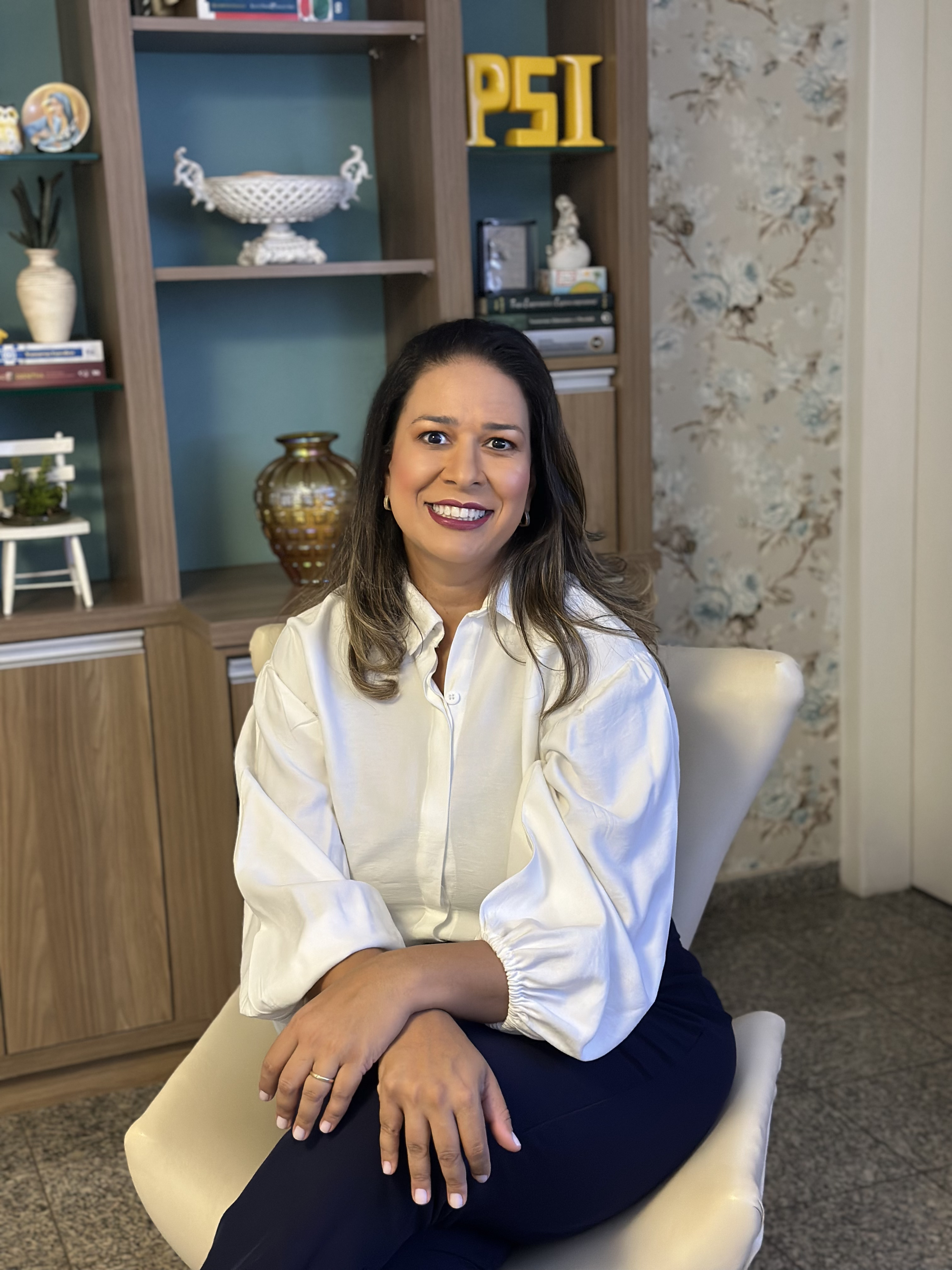 Laryssa Andréa, psicóloga sistêmica, em seu consultório
